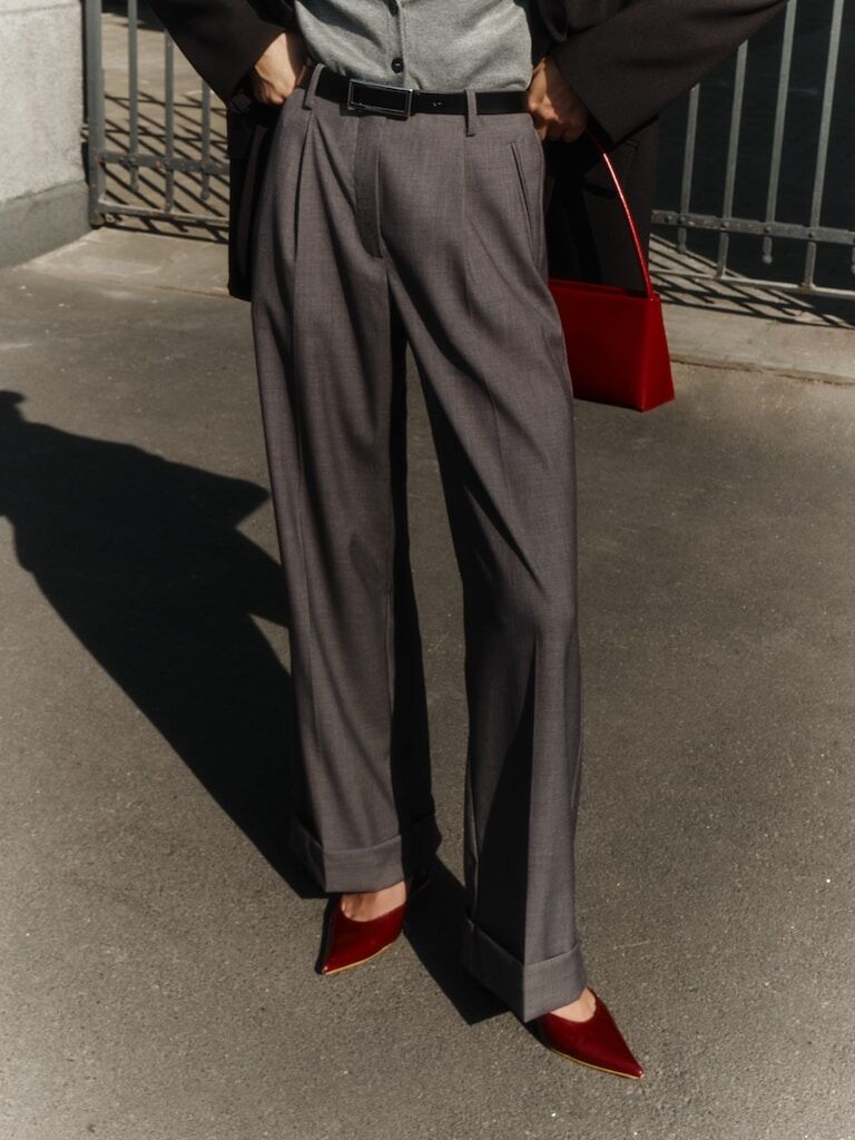 Костюмные брюки с защипами на талии и отворотами серые Lichi