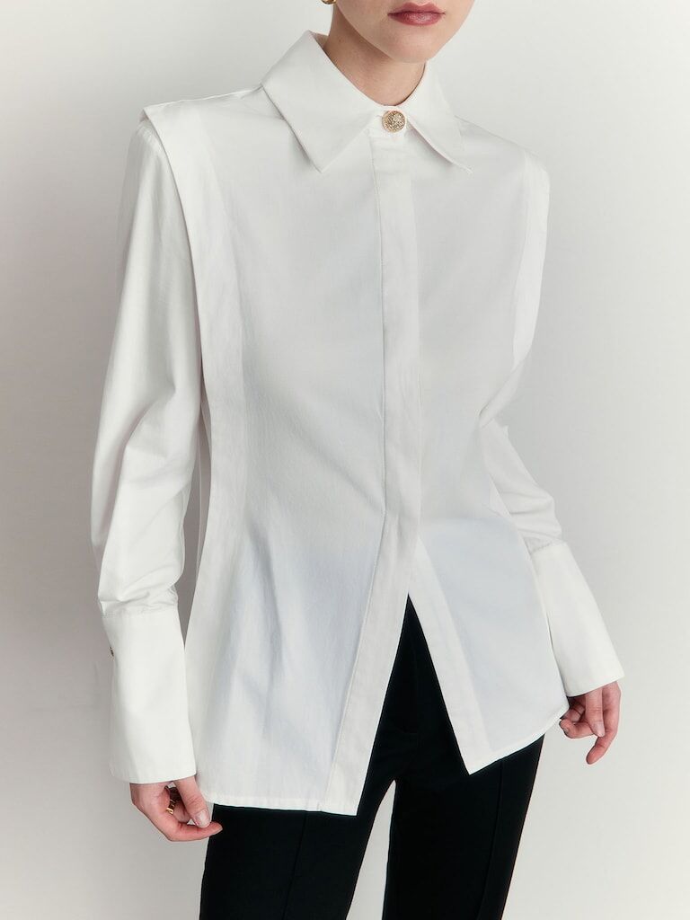 Приталенная рубашка с прострочкой по бокам и акцентными пуговицами белая Li